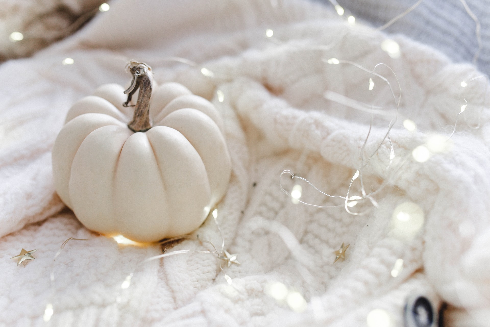 How to Make Your Apartment Extra Cozy for Autumn